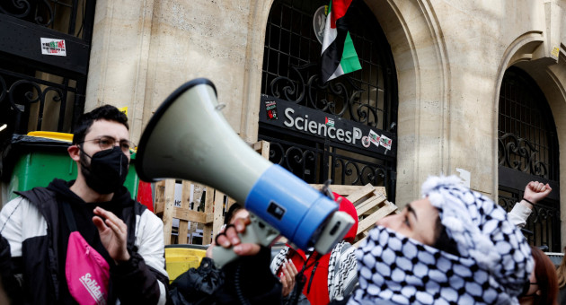 Protesta propalestina en el centro universitario Sciences Po de París. Foto: REUTERS.