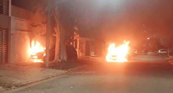 Autos incendiados en Rosario. Foto: Rosario3