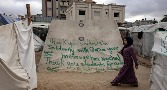 Tienda de refugiados palestinos en Gaza agradecen a los estudiantes estadounidenses. Foto: EFE.
