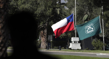 Las banderas de Chile y la institución de Carabineros, a media asta. Foto:  EFE