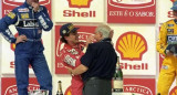 Ayrton Senna y Juan Manuel Fangio, celebrando un triunfo del brasileño. Foto: NA