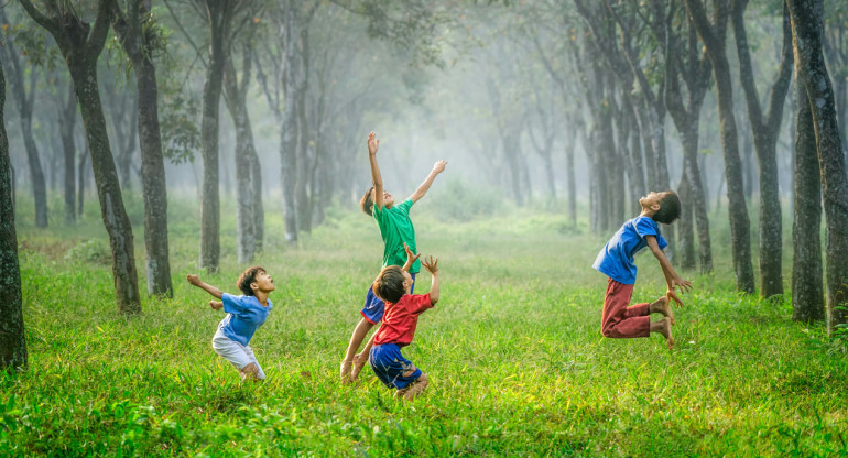 Niños, deporte, infancias. Foto: Unsplash