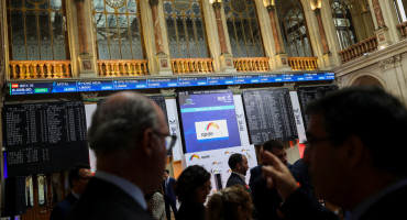 Personas visitan la Bolsa de Madrid. Foto: Reuters