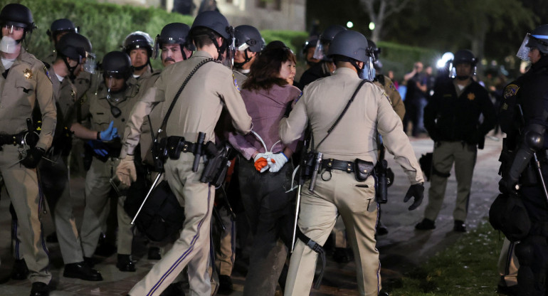 Detenciones y represión en la Universidad de California en Los Angeles. Foto: Reuters.