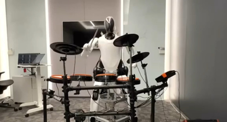 El robot CyberOne de Xiaomi sabe tocar la batería. Foto: Xiaomi.