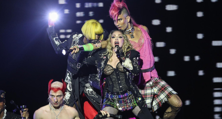 Madonna se presentó en un concierto gratuito, única presentación de su gira The Celebration Tour en Sudamérica,  en la playa de Copacabana. EFE