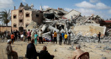 Palestinos miran un edificio destruido por un ataque israelí en Rafah. Foto: Reuters