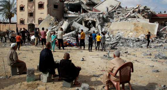 Palestinos miran un edificio destruido por un ataque israelí en Rafah. Foto: Reuters