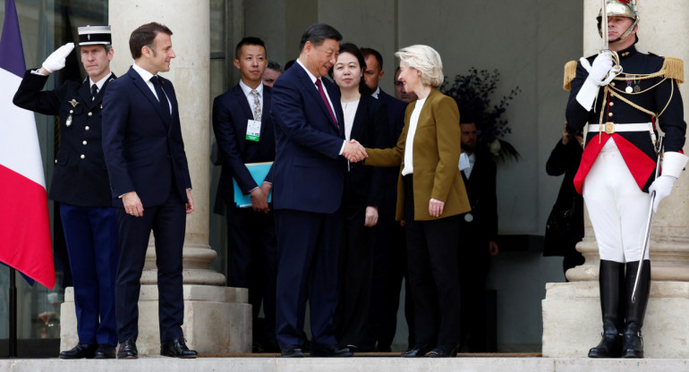 Xi Jinping se encuentra con Emmanuel Macron y Úrsula Von der Leyen. Foto: Reuters.