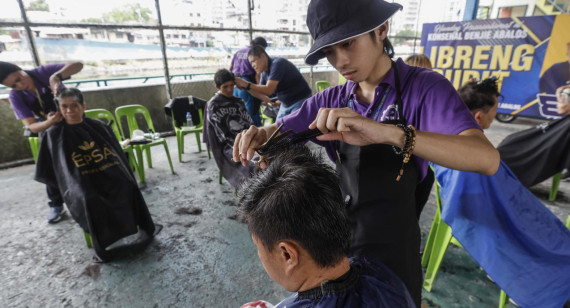 Una escuela ofrece cortes de pelo gratis ante el calor extremo en Filipinas. Foto: EFE.