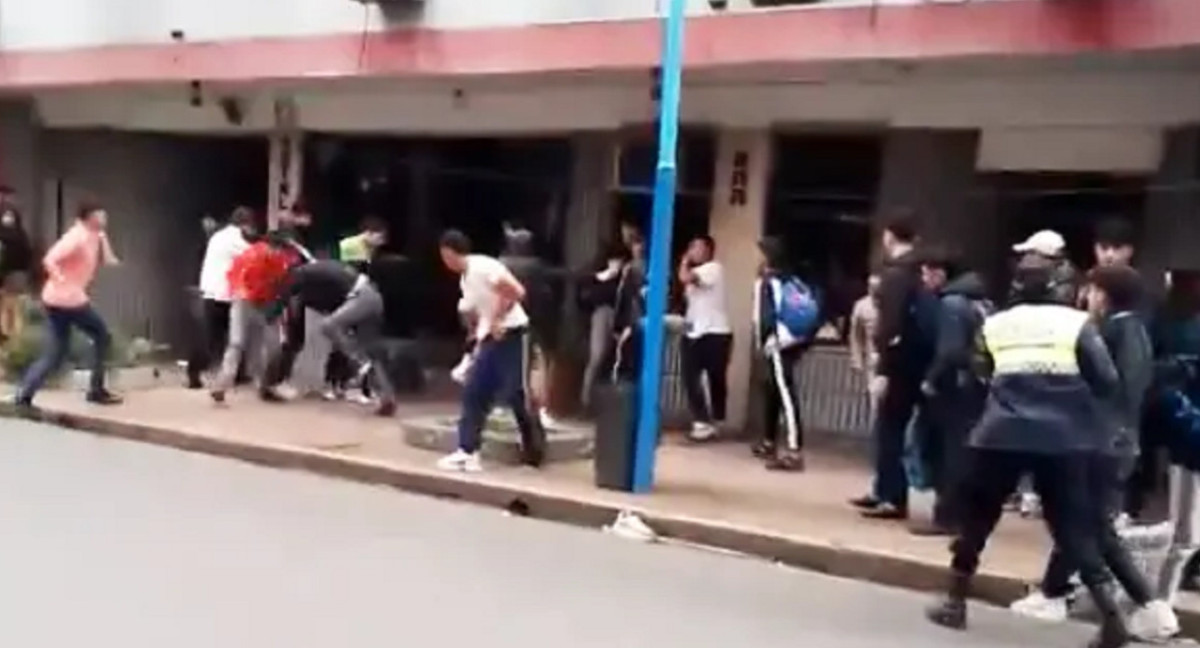Brutal pelea entre alumnos de dos colegios de Tucumán.