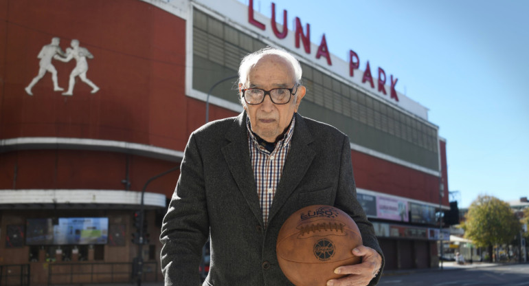 Ricardo González en el Luna Park a 74 años del título del mundo de la Selección de básquet. Foto: Federico Peretti.