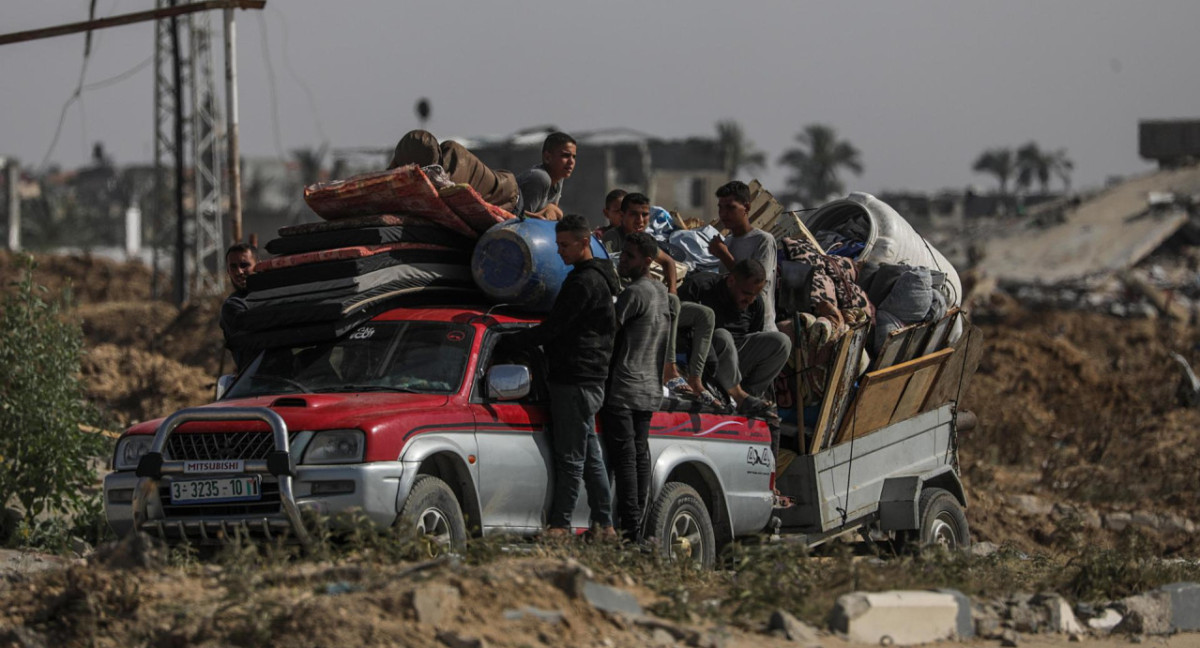 Gazatíes huyen de Rafah. Foto: EFE.