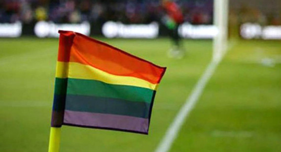 Banderín del córner con la bandera del orgullo gay.