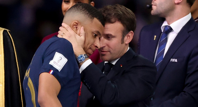 Emmanuel Macron junto a Kylian Mbappé en el Mundial de Qatar.
