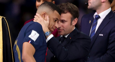 Emmanuel Macron junto a Kylian Mbappé en el Mundial de Qatar.