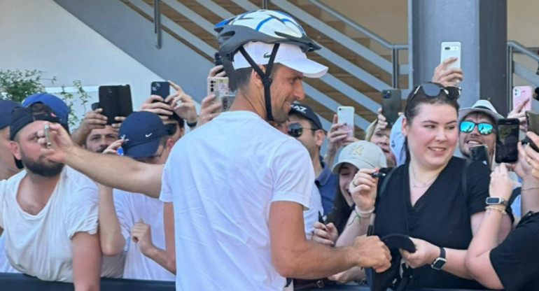 Novak Djokovic con un casco en el Masters 1000 de Roma. Foto: Captura de video.