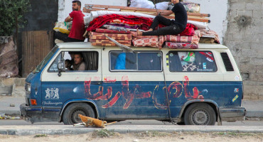 Evacuación de palestinos de Rafah. Foto: Reuters.