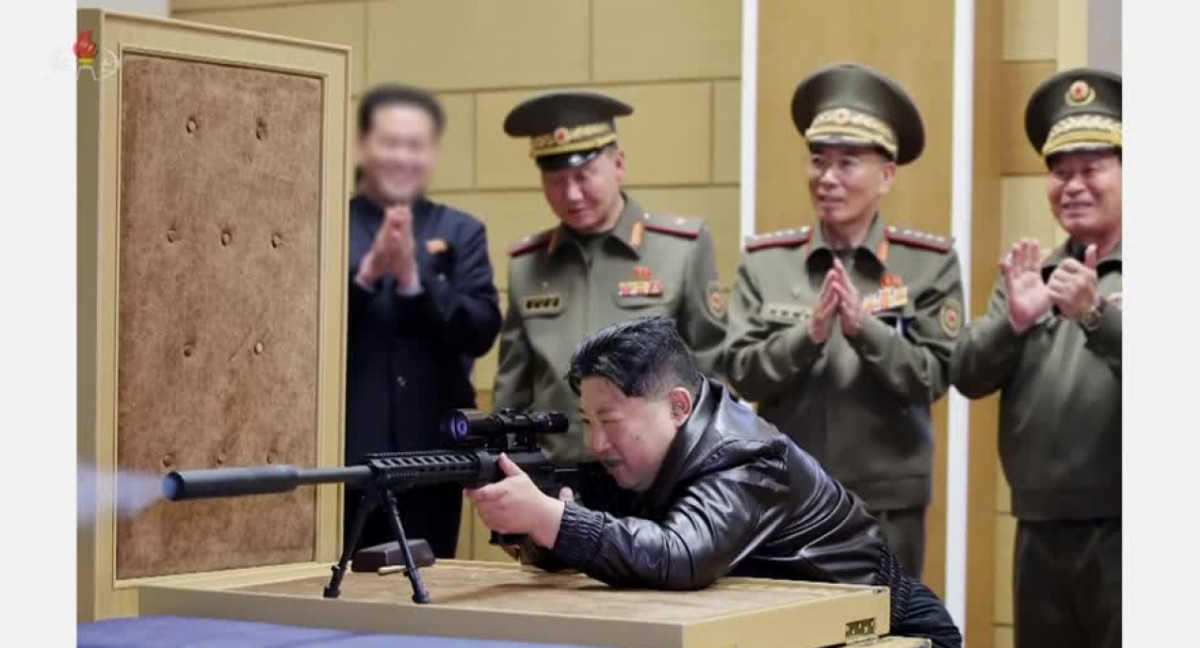 Kim Jong-un visita fábrica de lanzacohetes múltiple. Foto: Reuters.