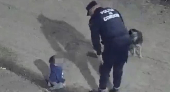 Bebé gateando en plena madrugada fue encontrado por un policía. Foto: captura video 911.