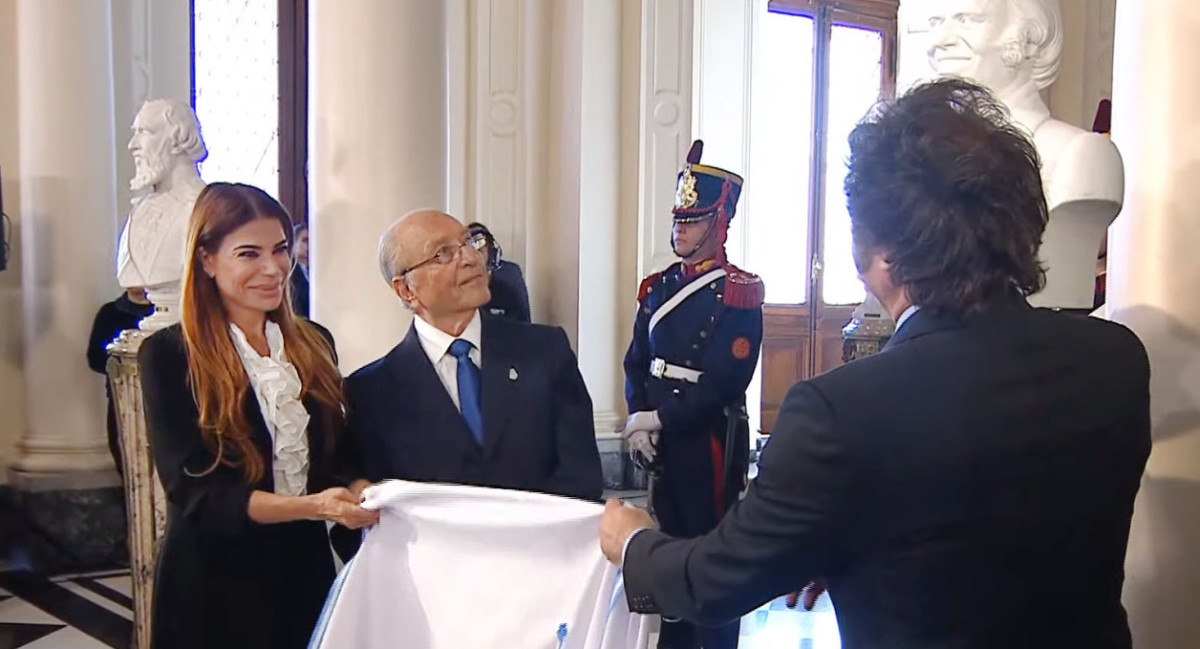 Javier Milei inauguró el busto de Carlos Saúl Menem. Foto:  NA.