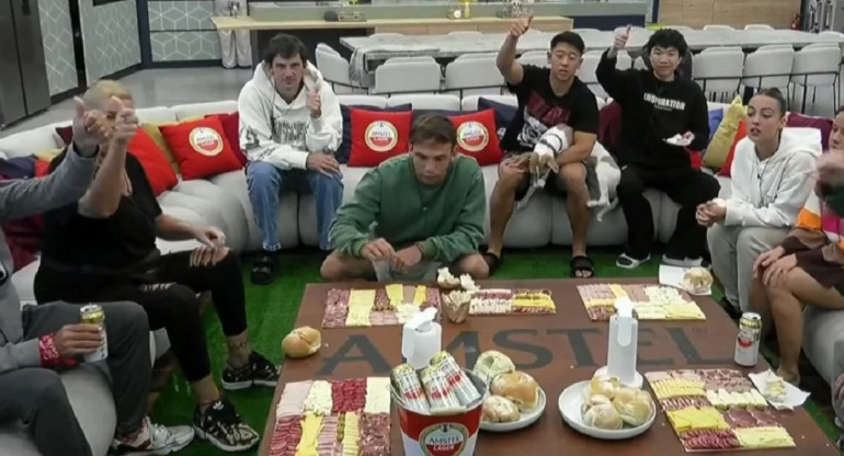 Los participantes de Gran Hermano disfrutaron de mirar tele y comer picada. Foto: Telefe.