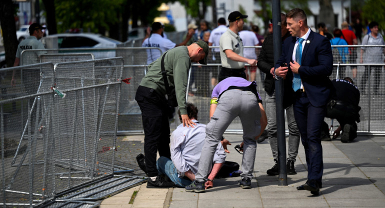 Una persona es detenida tras el tiroteo contra Robert Fico. Foto: Reuters