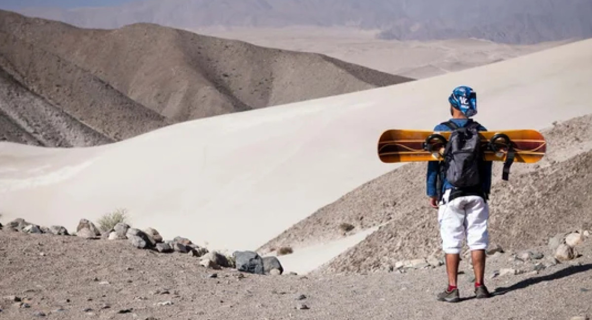 Las dunas de Catamarca son un gran lugar para hacer sandboard. Foto NA.