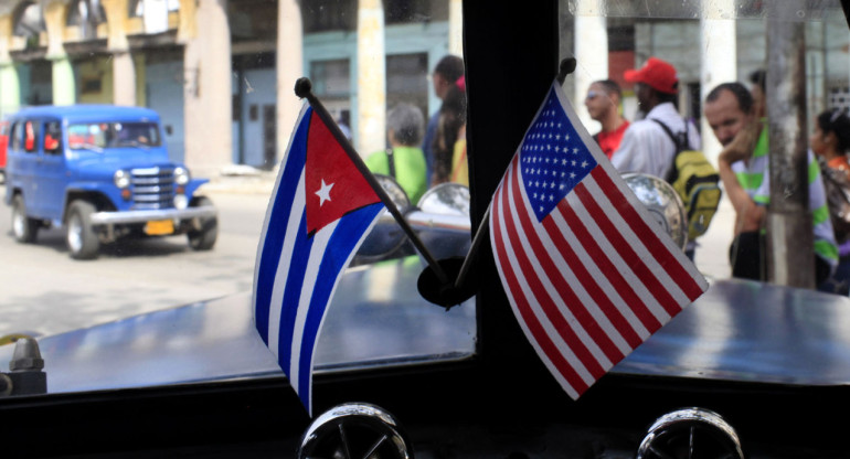 Banderas de Cuba y Estados Unidos.