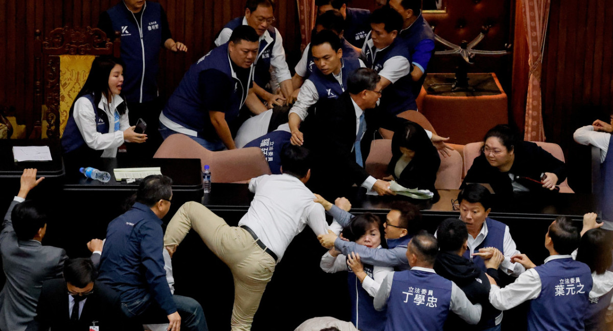 Fuerte pelea en el Parlamento de Taiwán. Foto: Reuters.