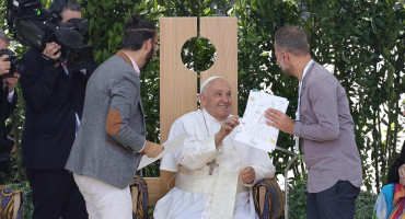Papa Francisco junto a un israelí y un palestina víctimas de la guerra en un acto en Verona. Foto: EFE.