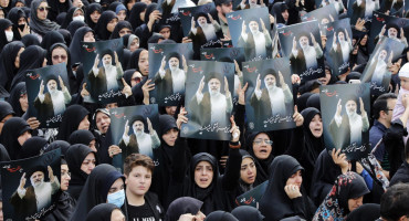 Los iraníes lamentan la muerte del presidente Raisi. Foto: EFE