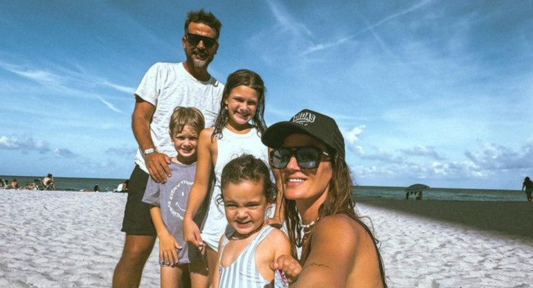 Paula Chaves junto a sus hijos y su esposo Pedro Alfonso. Foto: Instagram.