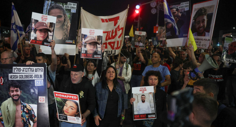 Protesta exigiendo la liberación inmediata de los rehenes en Israel. Foto: Reuters
