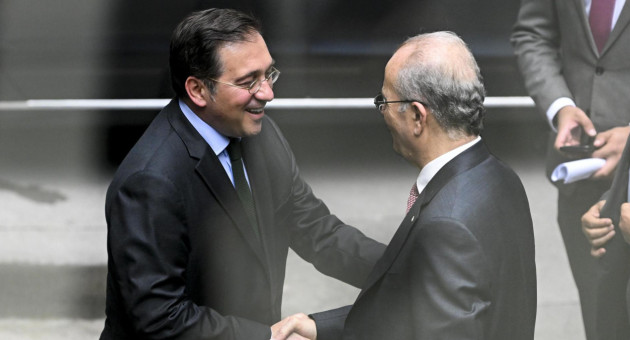 El ministro español de Asuntos Exteriores, Unión Europea y Cooperación José Manuel Albares (i) saluda al primer ministro palestino Mohamed Mustafa (d) antes de su reunión este domingo en Bruselas. EFE