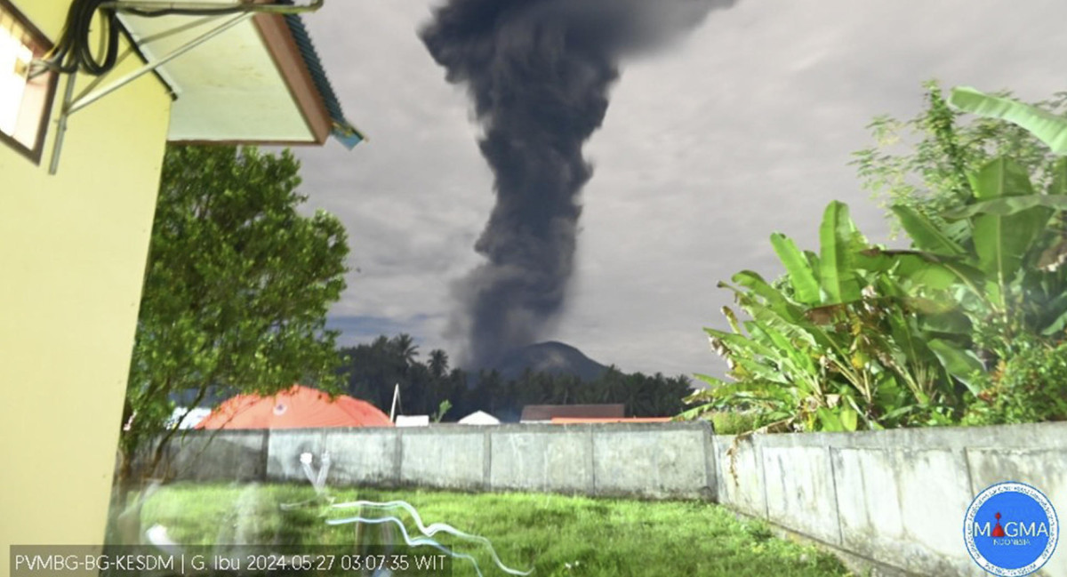 El volcán Ibu vuelve a entrar en erupción tras un mes de alta actividad en Indonesia. Foto: EFE.