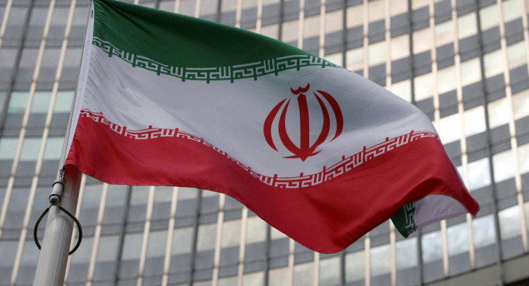 La bandera iraní ondea frente a la sede del Organismo Internacional de la Energía Atómica. Foto: Reuters