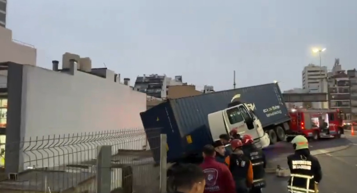 Un camión quedó colgando de la Autopista 25 de Mayo. Foto: Captura.