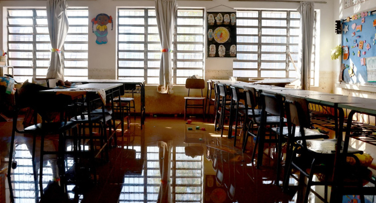 Las inundaciones en el sur de Brasil dejan a los estudiantes sin aulas durante un mes. Foto: EFE.