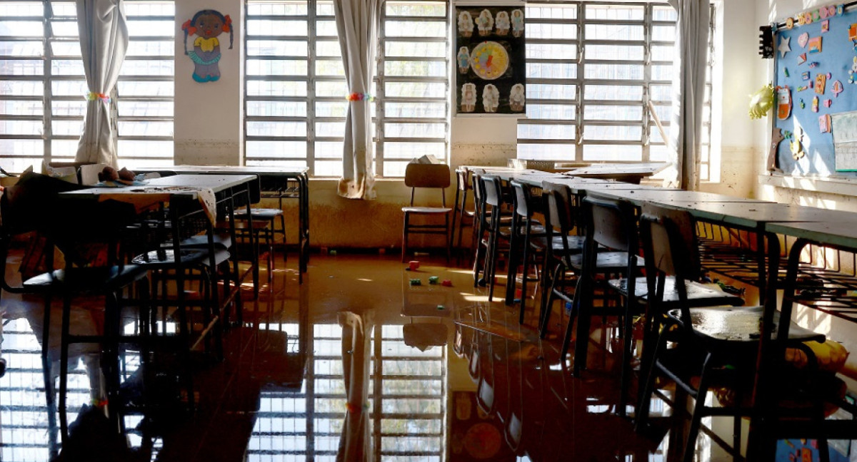 Las inundaciones en el sur de Brasil dejan a los estudiantes sin aulas durante un mes. Foto: EFE.