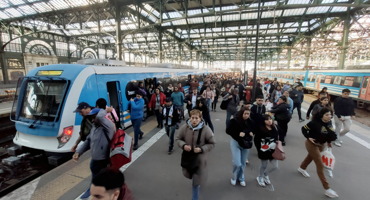 Demoras y cancelaciones en trenes. Foto: NA.