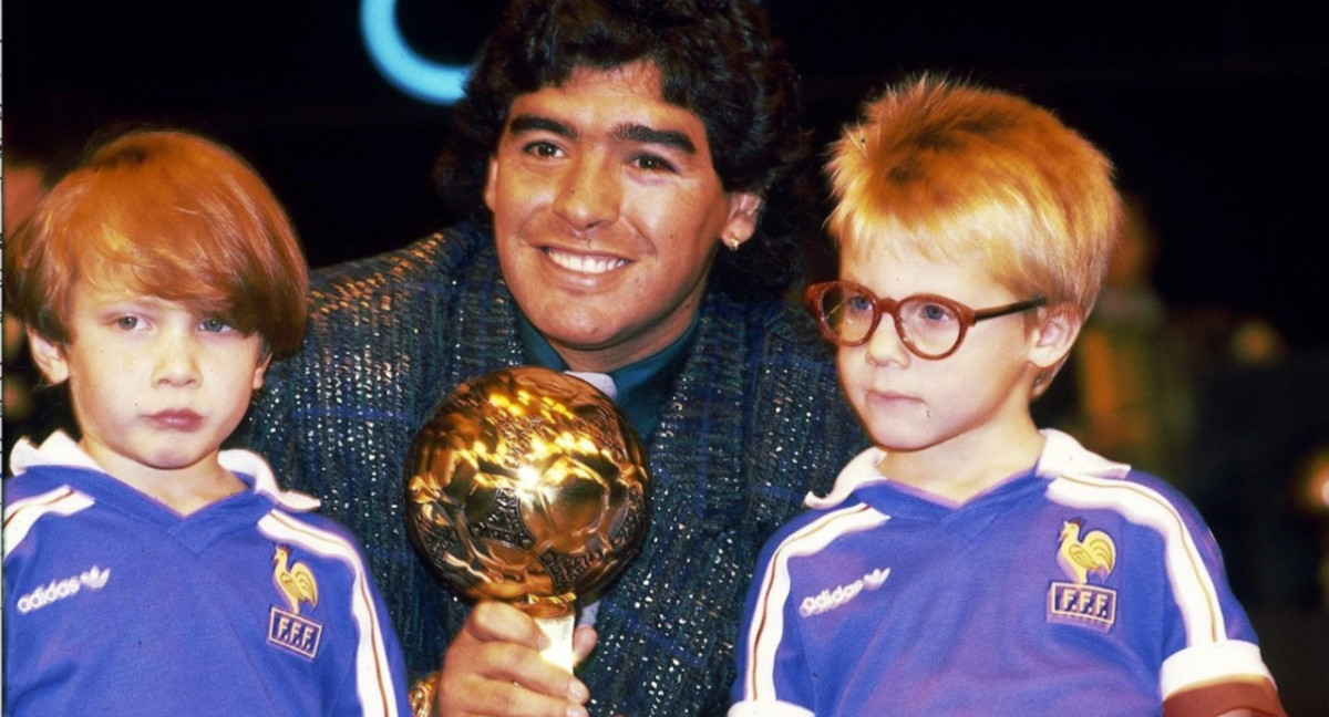 Diego Maradona con el Balón de Oro del Mundial de Mexico 1986.