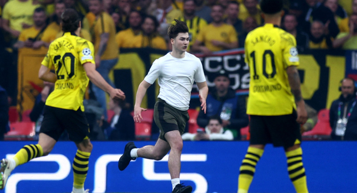 Un hincha se metió en el campo de juego en Wembley. Foto: EFE