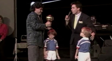 La entrega del Balón de Oro mundialista a Maradona. Foto: captura Reuters.