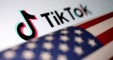 Logo de TikTok con bandera de Estados Unidos. Foto: Reuters.