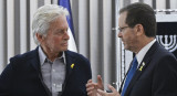 Michael Douglas junto a Isaac Herzog. Foto: EFE