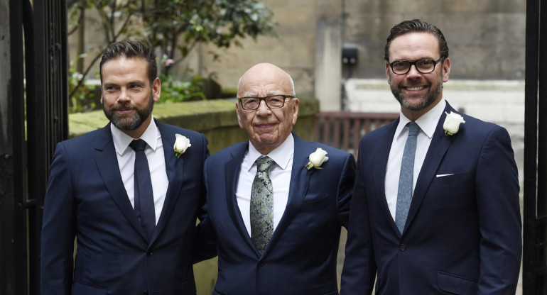 Rupert Murdoch junto a sus dos hijos. Foto: EFE.