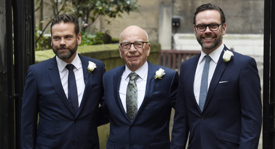 Rupert Murdoch junto a sus dos hijos. Foto: EFE.