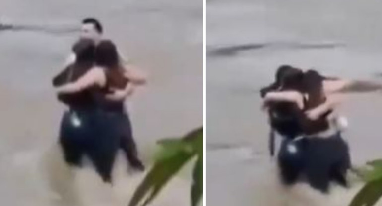 El desgarrador abrazo de tres amigos en las inundaciones de Italia. Foto: captura de video.