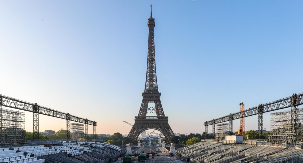 Se acercan los Juegos Olímpicos de París 2024 y le colocaron los anillos olímpicos a la Torre Eiffel. Foto: EFE.